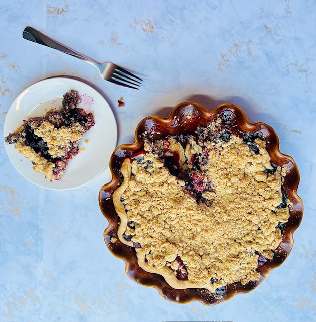 Blueberry blackberry crumble pie